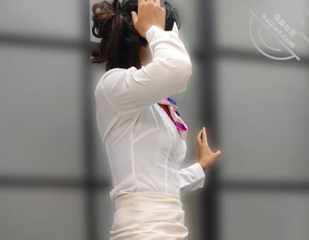 海角社区.周末还在家里穿着工作服的妈妈