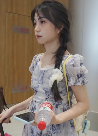 偷拍漫展气质美女的底裤，纯朴的小内裤儿 Rhi