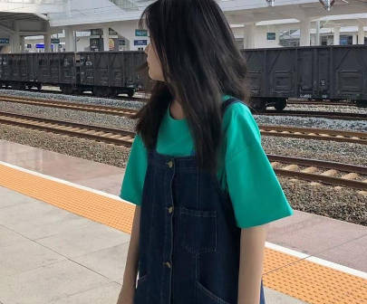 海角社区.让18岁的小妹妹穿上半腿袜一起多人5P