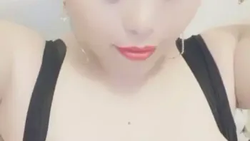 巨乳白嫩主播冷儿来姨妈就玩花样酸奶倒鸡巴上一会乳交一会口交