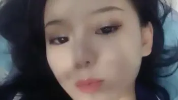 制服丁字裤颜值不错妹子自慰秀喜欢边看小视频边自慰跳蛋震动逼逼挺嫩很是诱惑喜欢不要错过