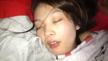 手机自拍包皮哥恶搞喝高了熟睡的表妹女同事请她大鸡巴吞精液