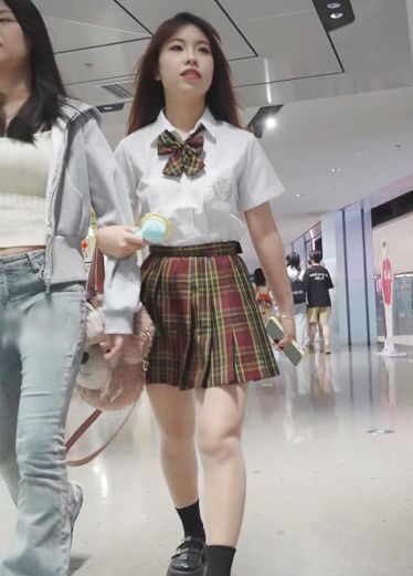 刚放学的清纯学生妹活泼外向，纯色内裤可爱 Xgk